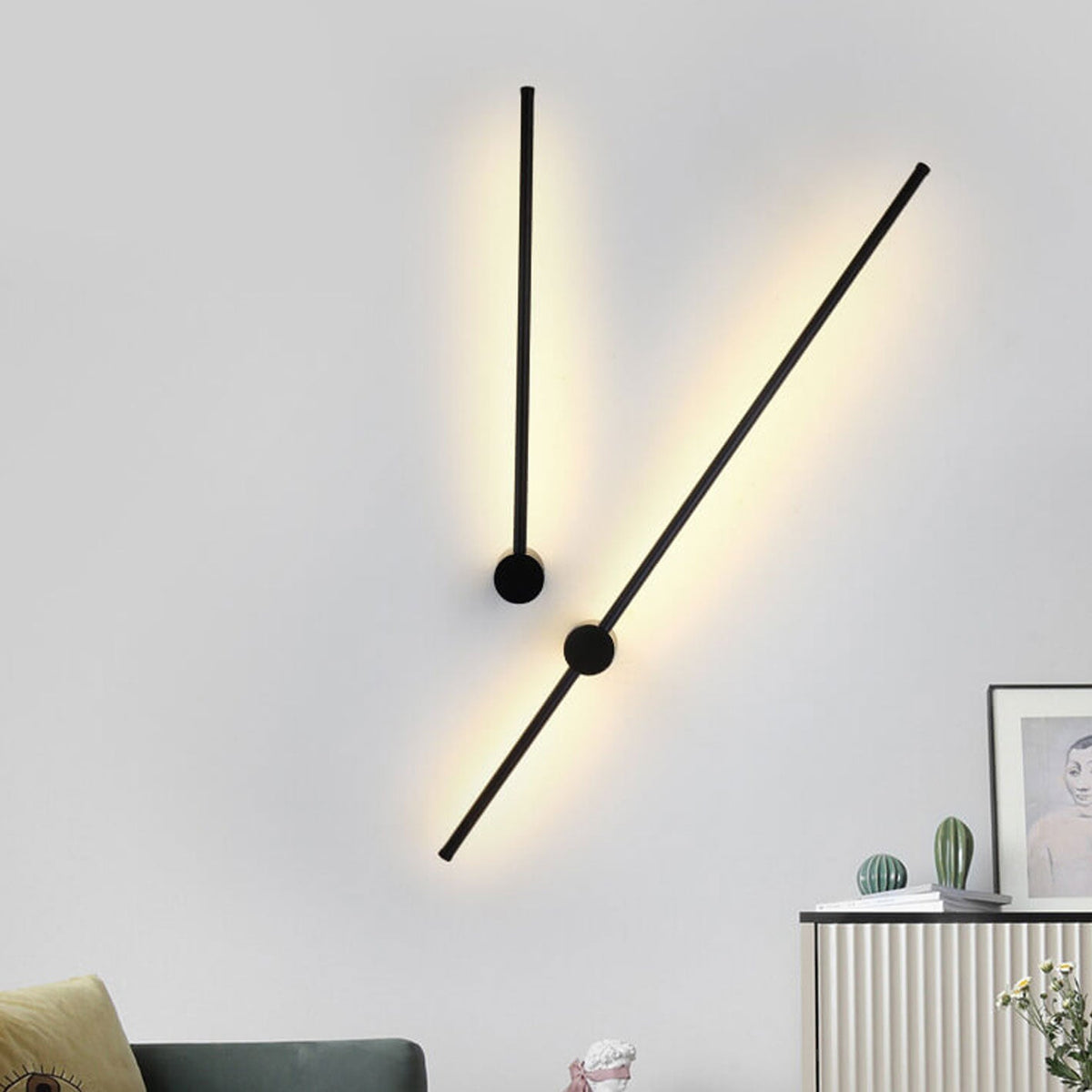 Filo | Slim Aluminum LED Wall Sconce Strip, Modern Linear Wall Light in Black or Gold for Bedroom and Hallway