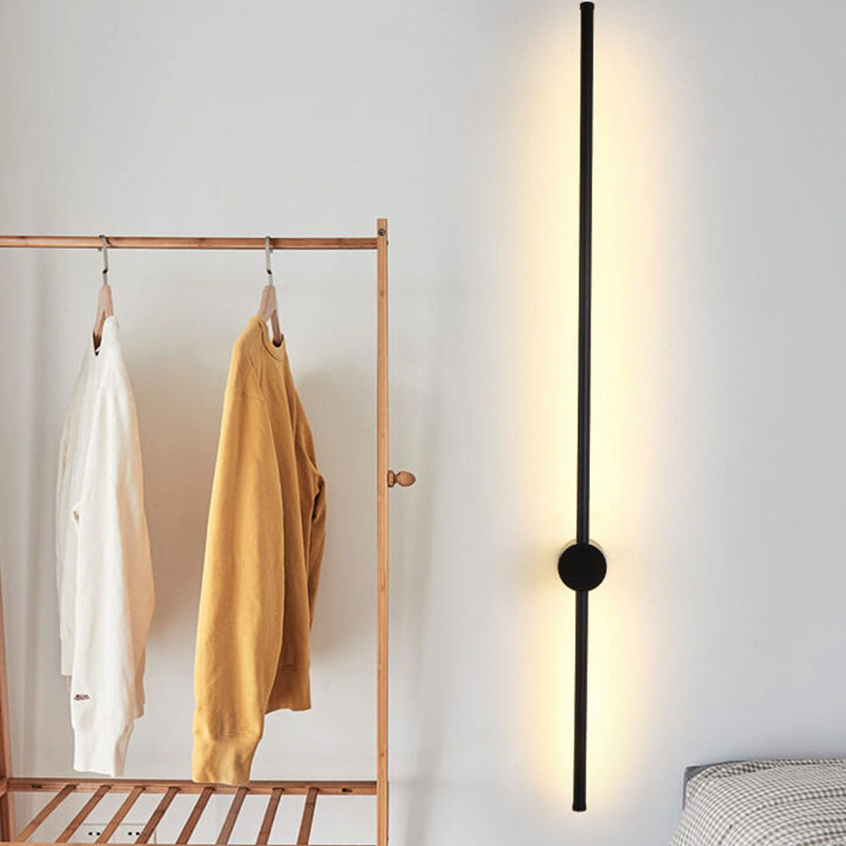 Filo | Slim Aluminum LED Wall Sconce Strip, Modern Linear Wall Light in Black or Gold for Bedroom and Hallway