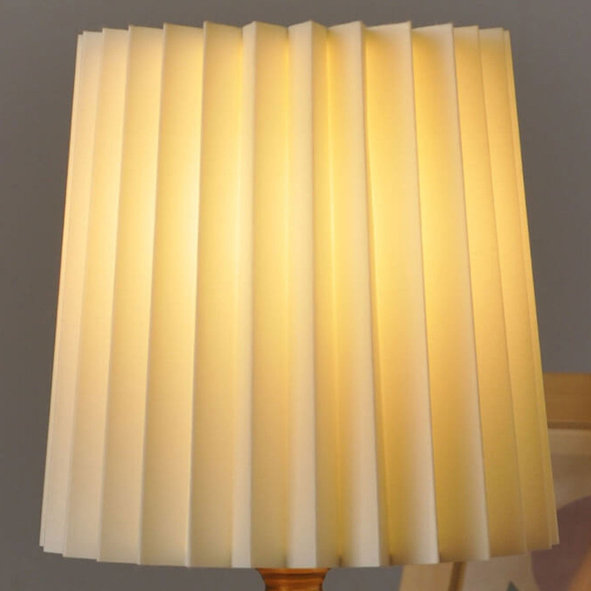 Colonna | Pleated Shade Table Lamp with Solid Wood Base, Vintage Bedside Lamp in Walnut or Natural Wood